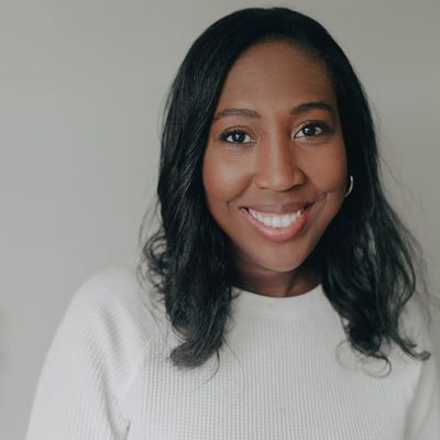 Portrait of a smiling woman with a calm and friendly expression.